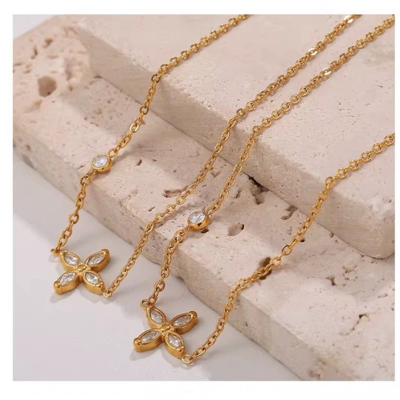 18K Gold Plated Cubic Zirconia Flower Necklace - Picture 6 of 9